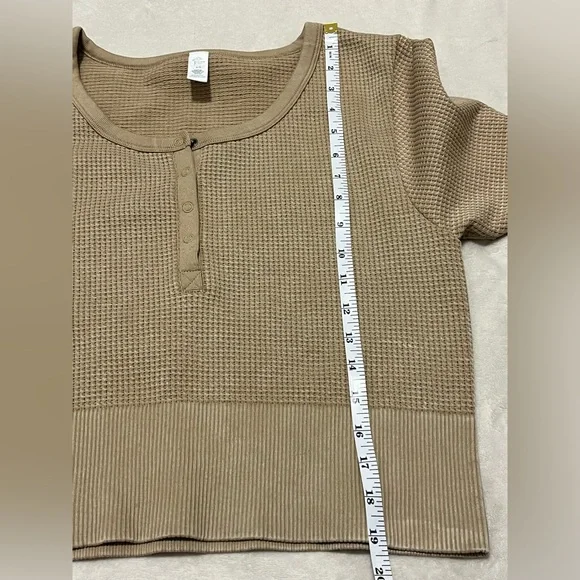 Aerie Offline Main Squeeze Seamless Crop Waffle Knit Henley - Picture 4 of 6